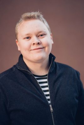 Järjestöasiantuntija Mikale Lehtonen hymyilee.