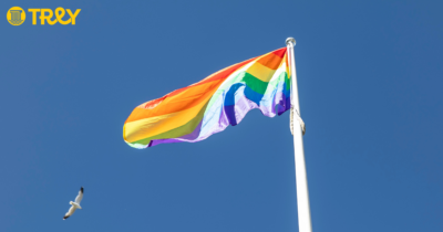 Kuvassa Pride -lippu Tampereen yliopiston salossa